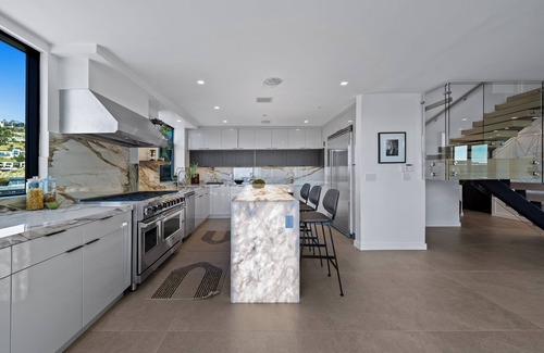 The Bird Streets Villa | New Modern Sunset Strip 5Bd Jetliner View Villa