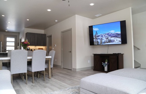 Poncha Springs House | New Modern Townhome 3bd, 3ba, 20min to Monarch Ski, Garage, Traeger