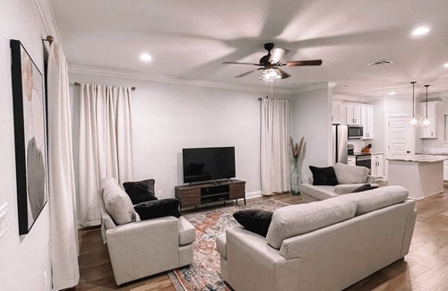 Lake Charles House | New Modern Townhouse - Centrally Located