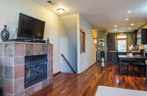 Lair Hill House | New: Modern Townhouse 3 bdr by OHSU, River, downtown