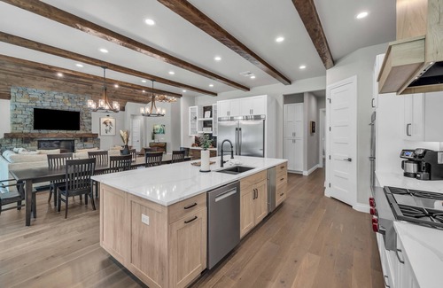 Afton House | New Monkey Island Modern Lodge Retreat w/Hot Tub!