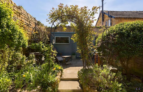 Moreton-in-Marsh House | *NEW* Moreton Cottage | Central | Garden | Pass The Keys