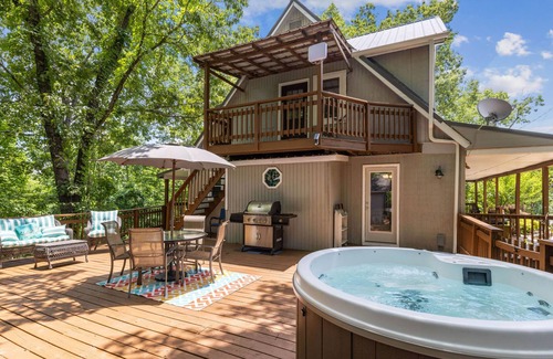 Sevierville Cottage | New - Mountain Cottage with Hot Tub near Dollywood