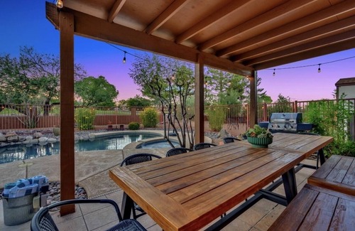 Sierra Vista House | NEW Mountain View 4 BDRM Home with Pool & Spa, right on a Golf Course