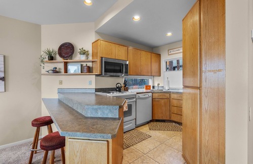 Century West Condo | New! Mt Bachelor Village ~ Views ~ Fireplace