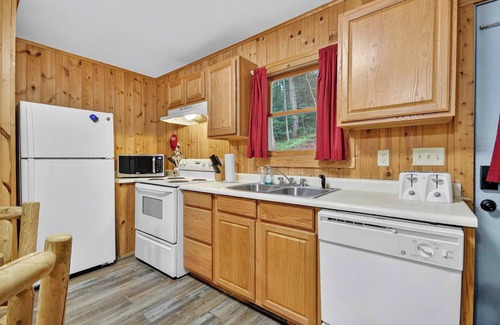 Helen Cabin | New! Mtn&City Views, Arcade, Pool, Hot Tub, Sauna