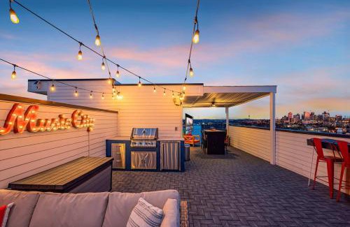 Nashville House | New NashVegas Downtown Rooftop City Views 13Beds