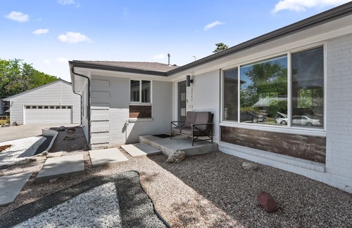 Southeast House | New | Near DU | Renovated Home | KING Bed|Fire Pit