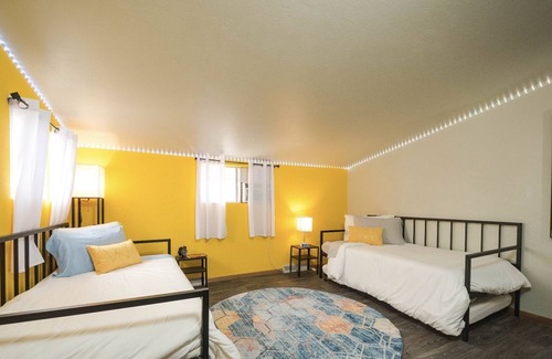 Sunnyside House | NEW! New Year’s Compound: Hot Tub & Game Room- 420ok! Sleeps 20