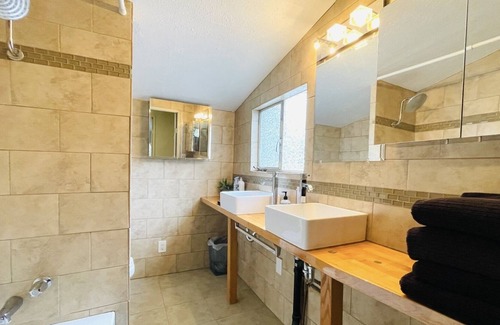 Sunnyside House | NEW! New Year’s Compound: Hot Tub & Game Room- 420ok! Sleeps 20