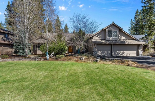 Deer Park House | New! Next to Deschutes National Forest- SHARC Passes ~ Private Hot Tub