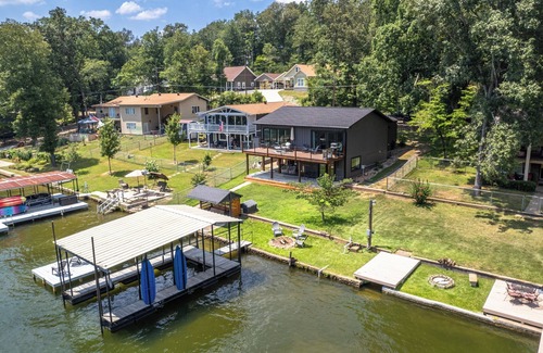 Piney House | NEW Obsidian Oasis - Lakefront Luxury - kayaks, paddle boards … fun in the sun!