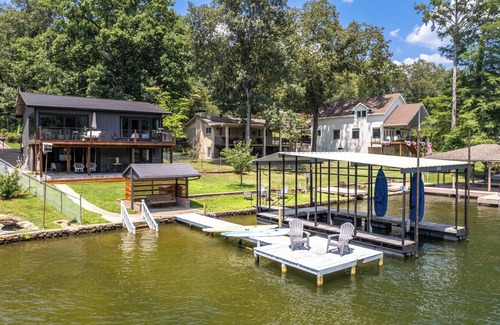 Piney House | NEW Obsidian Oasis - Lakefront Luxury - kayaks, paddle boards … fun in the sun!