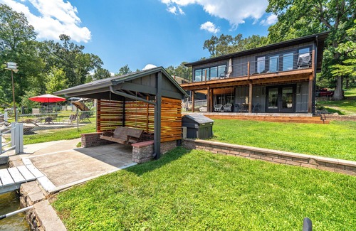 Piney House | NEW Obsidian Oasis - Lakefront Luxury - kayaks, paddle boards … fun in the sun!