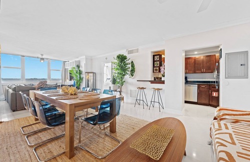 Galt Mile Condo | NEW Ocean Beach Condo 505 3BR w POOL