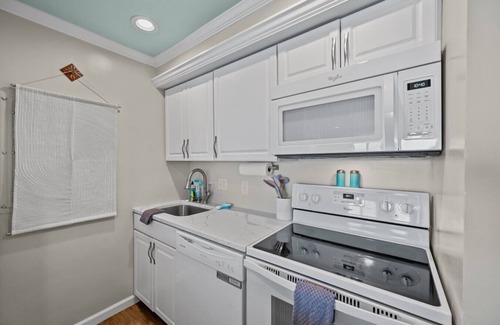 Virginia Beach Condo | New Oceanfront 2bd, 2bth/ Beach/Pool/Boat