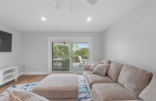 Ocean Sands House | New, Oceanside 6-Bedroom 5.5 Bath, Swimming pool, Elevator, 5 min walk to beach