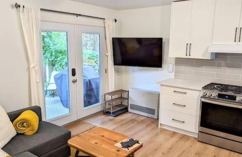 Langford House | New on Vrbo - 5.0 stars Top 1% Airbnb -nPrivate Garden Suite - Free car charger