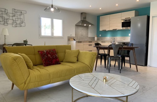 Manosque Apartment | New one-bedroom apartment in castle with pool and garden