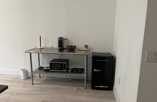 North University House | New one bedroom guesthouse with deck, centrally located in Hyde Park, Austin.