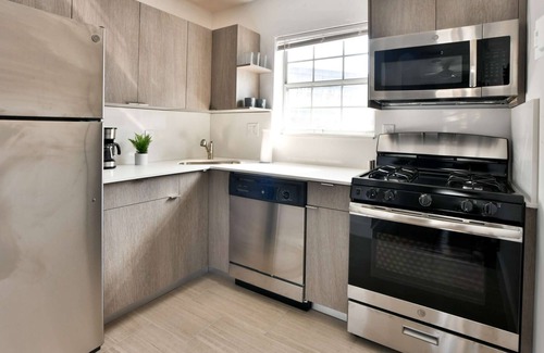 The Roads Condo | ✨New one Bedroom w/day room plus free parking