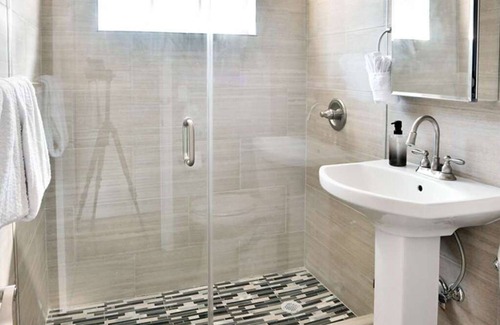 The Roads Condo | ✨New one Bedroom w/day room plus free parking