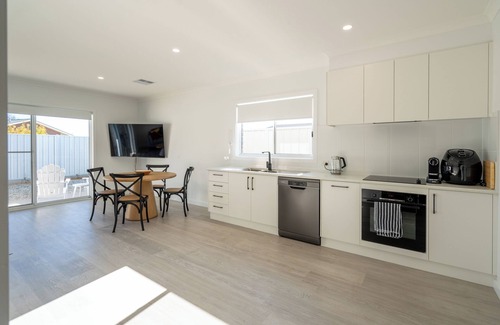 Mildura House | New Ontario Avenue Townhouse close to Hospital Precinct and Mildura Golf Club