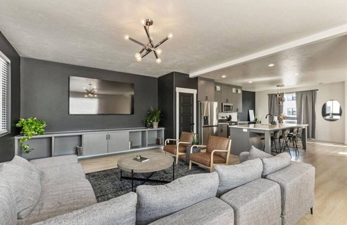American Fork House | New! Onyx Oasis | 2 Car Garage | TV | Central