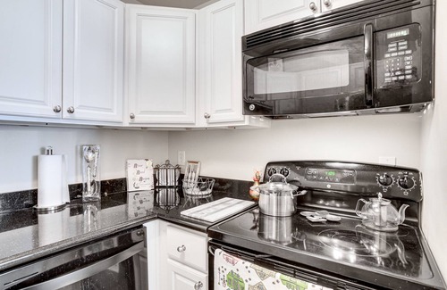 West End Condo | New Orleans Condo w/ Pool, 7 Mi to French Quarters