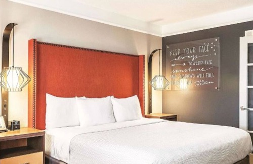 Central Business District Hotel | New Orleans Downtown Stay w/Outdoor Pool | Minutes Bourbon Street & Jackson Sq