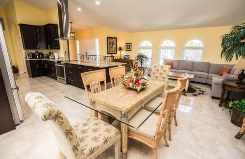 Apollo Beach House | New Palm Tree III - Free Heated Pool/Spa (Kayaks, Paddle boards, and bikes)