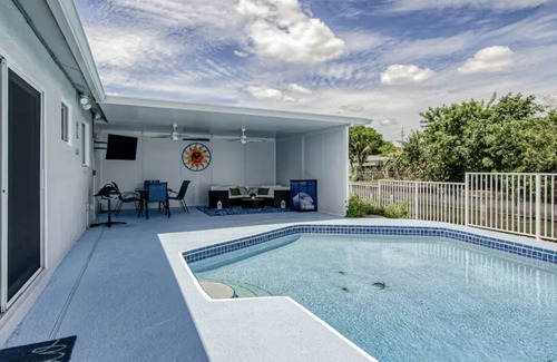 Margate Villa | NEW! Paradise on the River Pool+King Bed-Waterfront