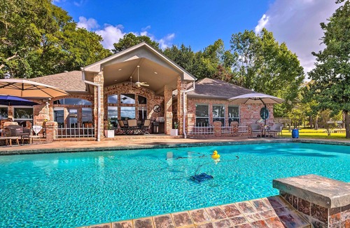Willis Villa | NEW! ‘Paradise Point’ Villa on Lake Conroe w/ Pool