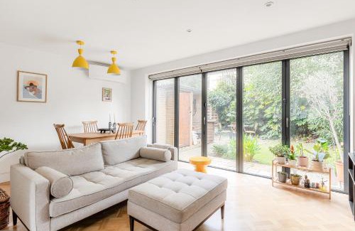 Stepney Green House | New! Peaceful 2BR House with Garden, Zone 2