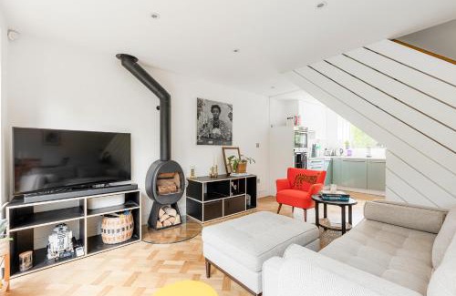 Stepney Green House | New! Peaceful 2BR House with Garden, Zone 2