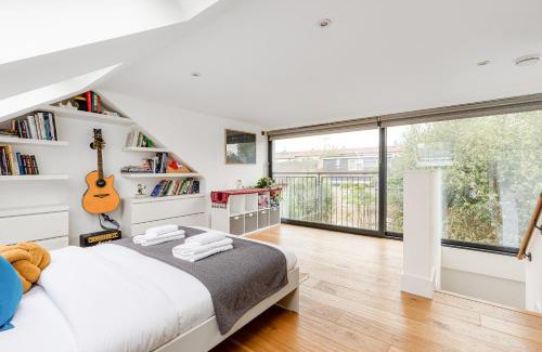 Stepney Green House | New! Peaceful 2BR House with Garden, Zone 2