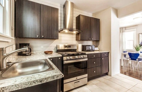 Detroit House | NEW! Peaceful 6BD Family Retreat | University District