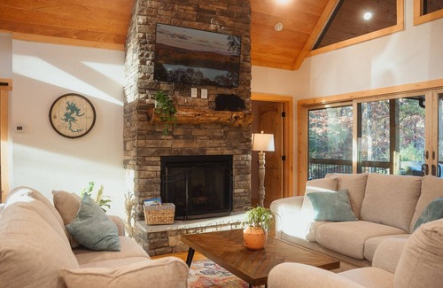 McCaysville Cabin | NEW Peaceful Family Retreat w/ hot tub, 2 fireplaces, grill, 5 min. walk to pond