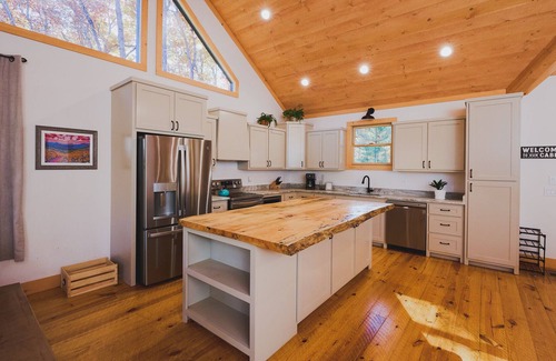 McCaysville Cabin | NEW Peaceful Family Retreat w/ hot tub, 2 fireplaces, grill, 5 min. walk to pond
