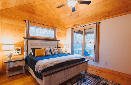 McCaysville Cabin | NEW Peaceful Family Retreat w/ hot tub, 2 fireplaces, grill, 5 min. walk to pond