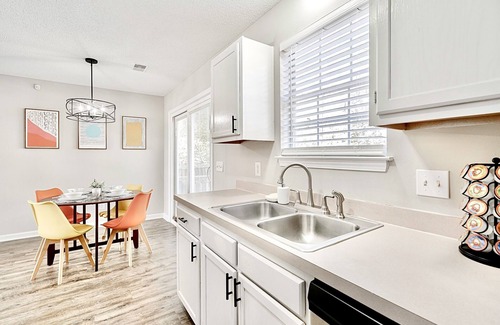 Huntcliff House | NEW Peaceful Retreat near Ft Jackson & Downtown!