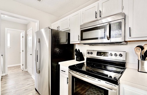 Huntcliff House | NEW Peaceful Retreat near Ft Jackson & Downtown!