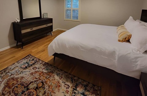Greensboro House | NEW Perfect, Cozy, All Amenities, Central!