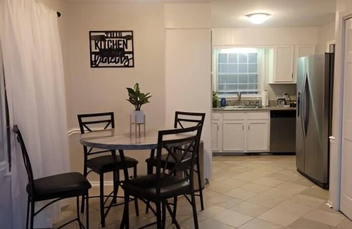 Greensboro House | NEW Perfect, Cozy, All Amenities, Central!