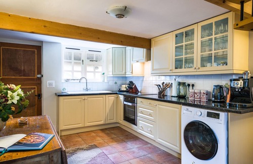 Winterbourne Stoke Cottage | NEW Pet & Family Friendly Luxury Till Cottage & Riverside Gardens nr Stonehenge