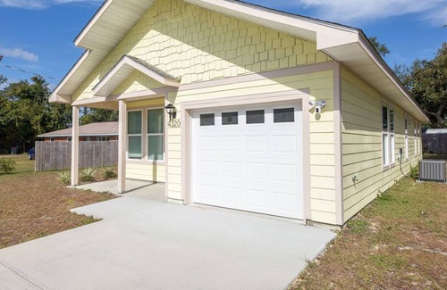 Upper Grand Lagoon House | NEW Pet friendly house-Close to beach and attractions