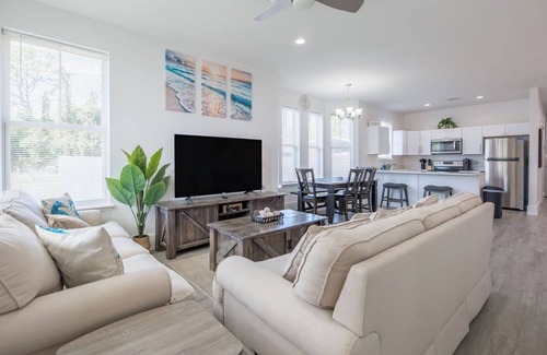 Upper Grand Lagoon House | NEW Pet friendly house-Close to beach and attractions
