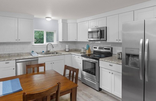 Seaview House | NEW! Pets OK, Fenced Yard, Close to Town (SVBHouse)