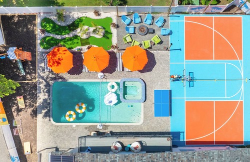 Seminole House | NEW! Pickleball Pool Arcade Climbing Gym Play Room Mini Golf Sleeps 18