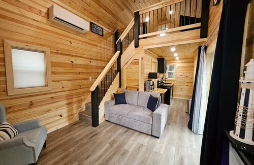 Lampe House | New! Pine Ridge Tiny Cabin with Private Hot tub!